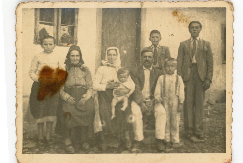 Poškodená rodinná fotografia pred domom