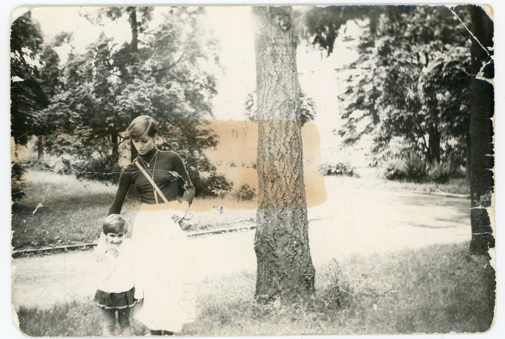 Poškriabaná fotografia ženy s dieťaťom pri strome