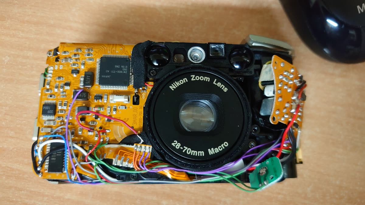 Rozobratý kompakt s objektívom Nikon Zoom 28–70 mm